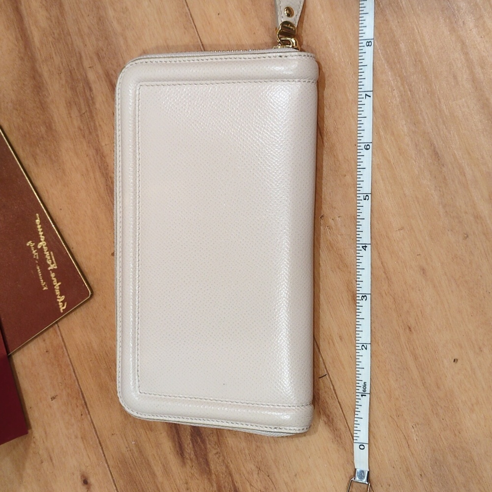 Salvatore Ferragamo Cream Beige Zip Around Wallet With Box - Picture 5 of 17